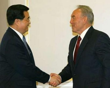 Kazakh President Nursultan Nazarbayev (R) greets his Chinese counterpart Hu Jintao in Astana, July 4, 2005. Hu Jintao said that energy cooperation between China and Kazakstan is strategically important for the two countries to achieve prosperity. [Reuters] 