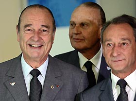 France's President Jacques Chirac (L) leads the Paris team to the opening of the 117th International Olympic Committee session to make their bid for the 2012 Olympic games in Singapore, July 6, 2005. [Reuters]