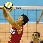 China's skipper Feng Kun sets up ball as Italy defeats China 3-0(25-22, 25-22, 25-22) in Hong Kong. [Xinhua]