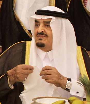 Saudi Arabia King Fahd attends a dinner in Riyadh in this October 31, 2001 file photo.