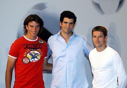 Real Madrid's Francisco Pavon (L) and Michael Owen (R) pose with Spanish director Borja Manso during the premiere of "Real: The Movie" at Real MadridKs Santiago Bernabeu stadium in Madrid August 25, 2005. 