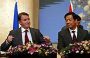 EU Trade Commissioner Peter Mandelson (L) and China's Commerce Minister Bo Xilai pause during their joint press conference, after signing a China-EU textile agreement in Beijing September 5, 2005. [Reuters]