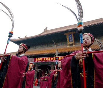 Chinese performers take part in a grand ceremony in Qufu, East China's Shandong Province, the birthplace of Confucius, to mark the 2,556th anniversary of the great thinker's birth. [newsphoto]