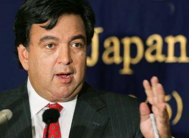 New Mexico States Governor Bill Richardson speaks to reporters during a news conference at the Foreign Correspondents Club of Japan in Tokyo October 21, 2005.