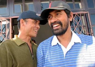 Former military chief of the Free Aceh Movement (GAM) Muzakkir Manaf (R) walks with former rebel commander Sofyan Daud after meeting journalists in Banda Aceh on December 28, 2005.