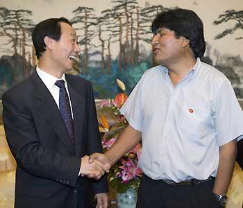 Bolivian President-elect Evo Morales (R) meets with Wang Jiarui, Head of the International Department of the Central Committee of the Communist Party of China, at the Diaoyutai State Guesthouse in Beijing January 8, 2006. 