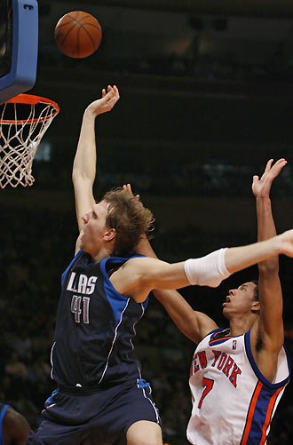 New York Knicks center Channing Frye (R) fouls Dallas Mavericks forward Dirk Nowitzki in the fourth period in their NBA game in New York's Madison Square Garden January 11, 2006. The Knicks won their fifth in a row 117-115. [Reuters]