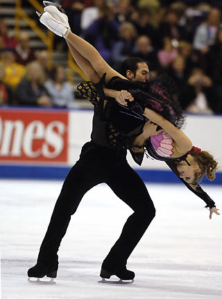 Tanith Belbin (L) and Benjamin Agosto skate in the free dance during the U.S. Figure Skating Championships in St. Louis, Missouri January 13, 2006. The pair finished in first place. [Reuters]