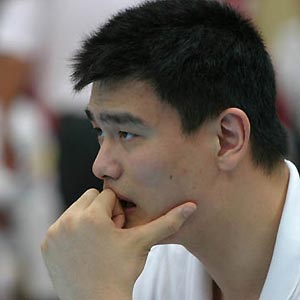 China lose to Lithuania, Yao watches