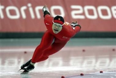 Yu Fengtong falls near men's 500m speed skating finish line, ranks 5th