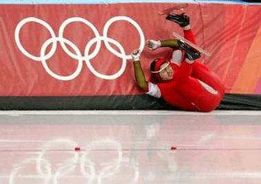 Yu Fengtong falls near men's 500m speed skating finish line, ranks 5th