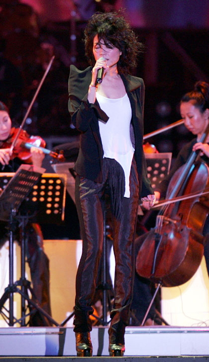 Ice beauty Faye Wong sings in Taipei