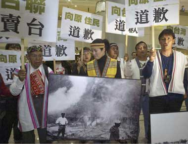 Shrine visit angers both sides of Straits