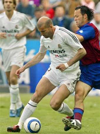 Real Madrid beat Levante 2-0