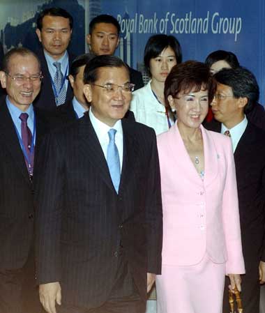 Lien Chan makes a transit at Hong Kong