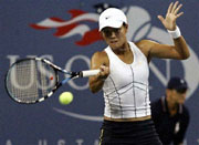 Li Na rattles Davenport in narrow loss