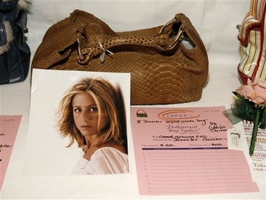 Jennifer Aniston donates handbag for charity