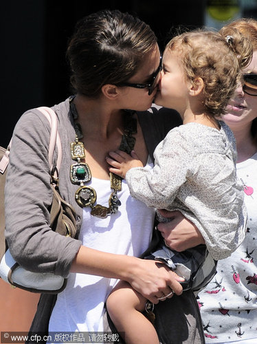 Celebrity Sighting：Jessica Alba and daughter out shopping in Beverly Hills