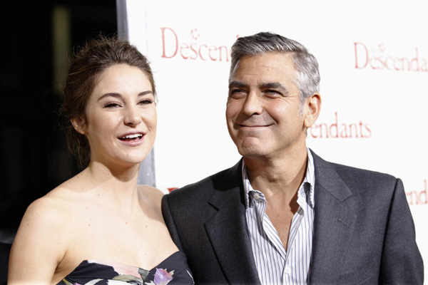 Clooney attends premiere of 'The Descendants'