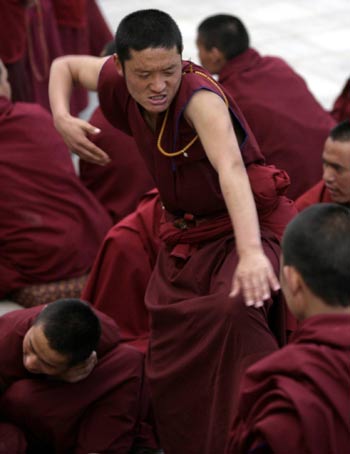 Buddhist lecture at Longwu monastery