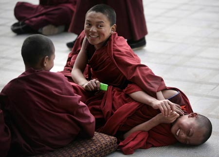 Buddhist lecture at Longwu monastery