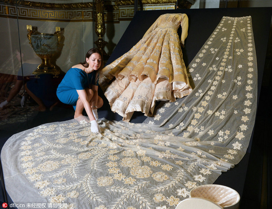 Unveiling the secrets of Elizabeth II’s wardrobe