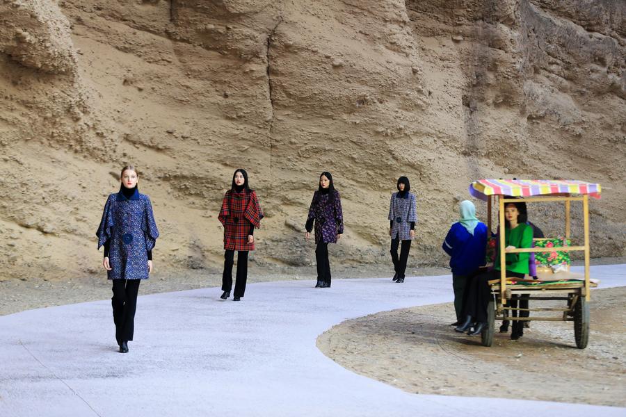 Fashion show held at Yellow River stone forest national geological park