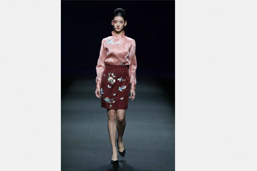 Xiangyun silk glimmers in fashion show