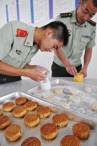 Soldiers prepare homemade mooncakes