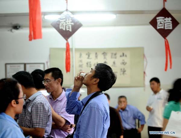 Theme museum displays process of making Shanxi mature vinegar