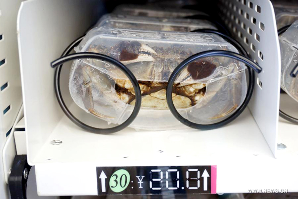 Crabs on sale in Hangzhou's vending machine