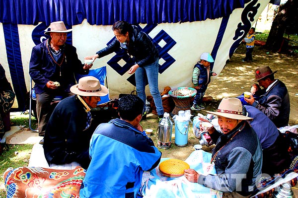 Tibetans enjoy 'lingka' in late Autumn