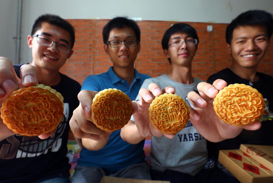 Students launch mooncakes named after Nankai University