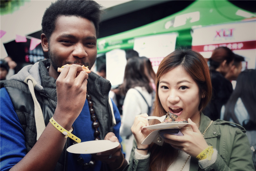 Taste buds tickled at Beijing's biggest pizza party