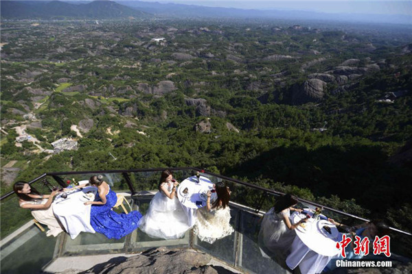 Restaurant uses glass skywalk to attract visitors