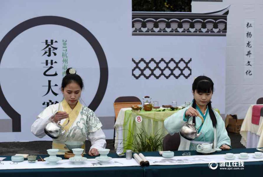 Tea-leaf frying contest held in Southeast China