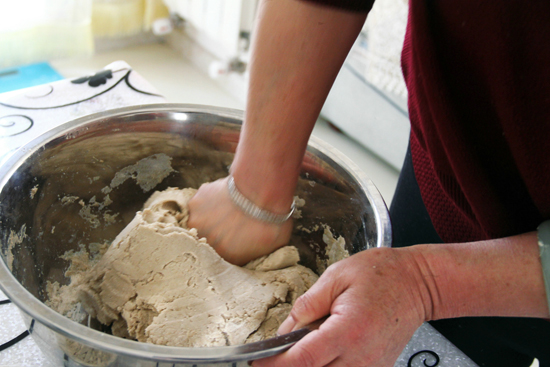 Inner Mongolians enjoy oat flour foods