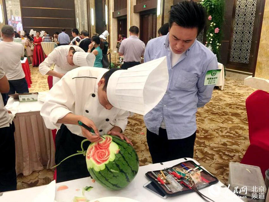 Beijing festival-goers get creative with watermelon