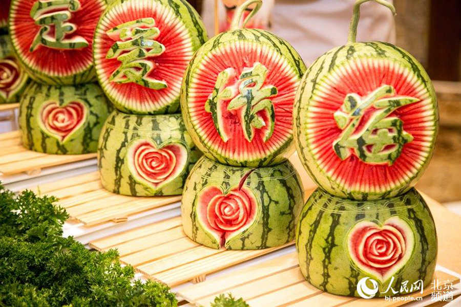 Beijing festival-goers get creative with watermelon