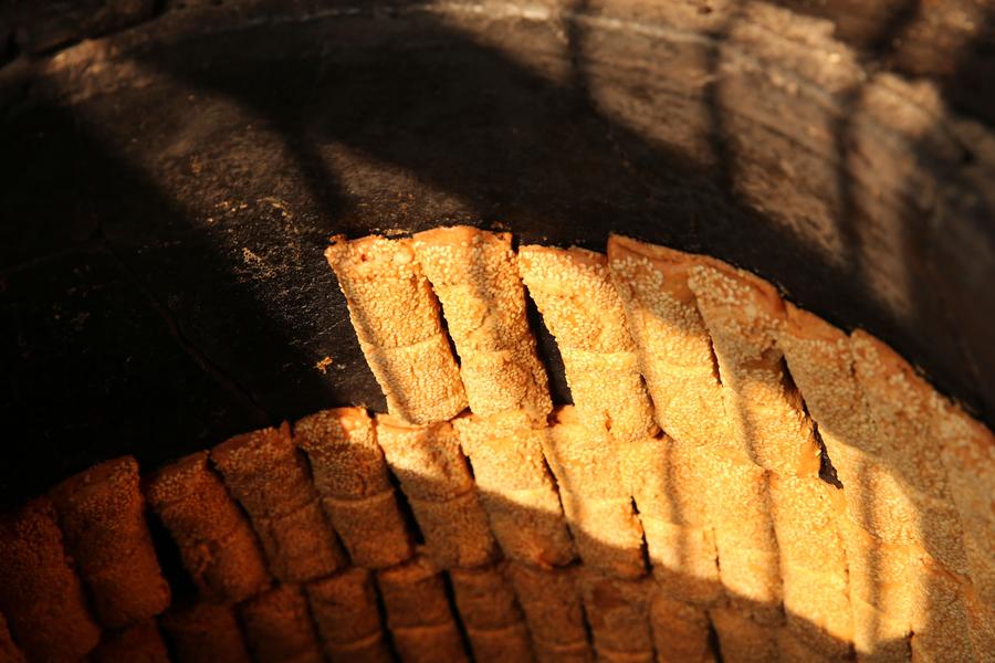 Sesame seed cake: Traditional food of Xiting in E China