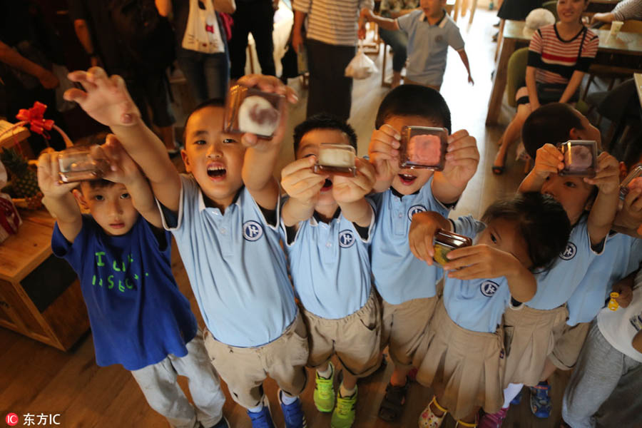 Pupils make traditional mooncakes in Shandong