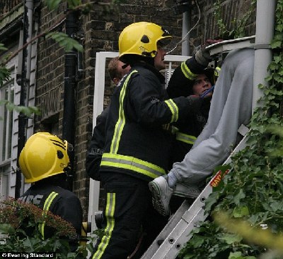 英國最衰笨賊被卡窗戶6小時 行竊未遂反丟衣服