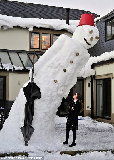 英國近五米高雪人斜而不倒 有望堅持到圣誕節(jié)