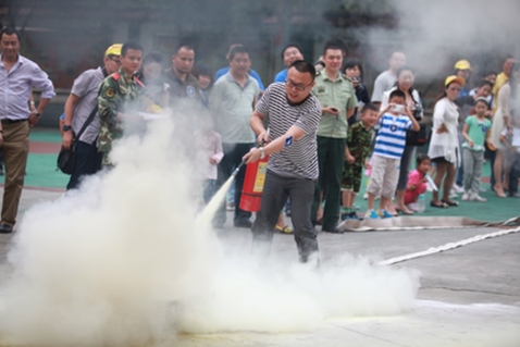 “六一”安全課堂：孩子，登云梯、接水帶、滅火盆你都會么？ ——利寶保險(xiǎn)在渝開展家庭安全體驗(yàn)活動