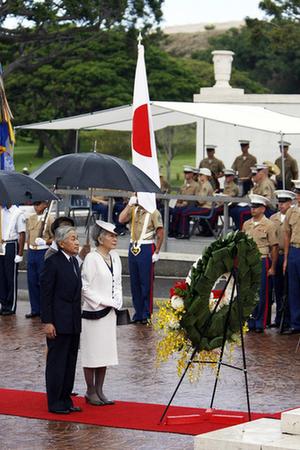 日本天皇參觀美國二戰(zhàn)公墓 希望日本不再犯錯