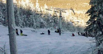 美滑雪場纜車索道遇強風(fēng)脫軌 8人受傷二百多人被困