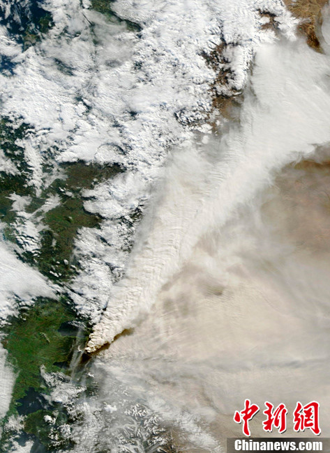 智利火山衛(wèi)星圖公布 火山灰延伸狀如羽毛(高清組圖)
