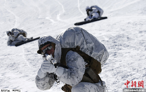 韓美海軍陸戰(zhàn)隊舉行雪地軍演