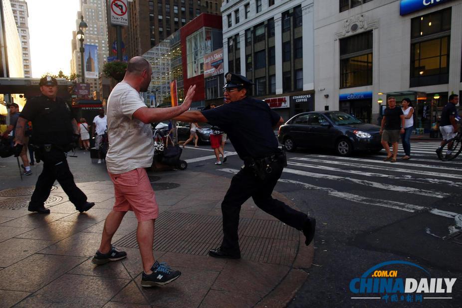 數(shù)千人聚集紐約時報廣場 抗議協(xié)警槍殺黑人被判無罪