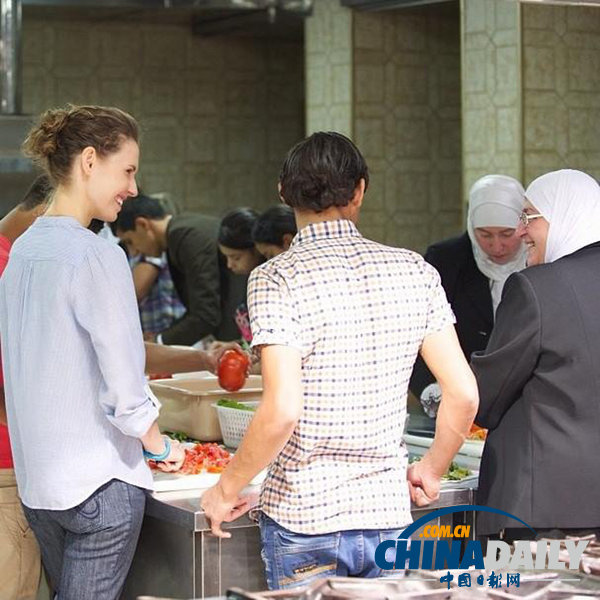 敘利亞第一夫人孤兒院發(fā)放齋月餐 高挽發(fā)髻平易近人